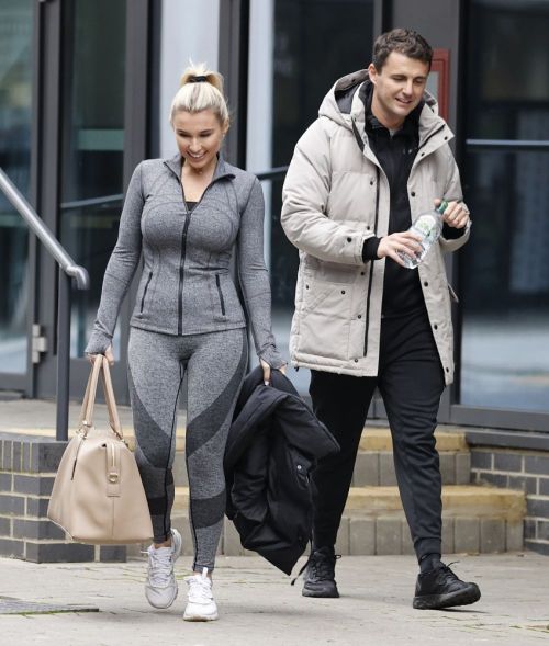 Billie Faiers with her friends Leaves Ice Rink in Essex 2020/11/26 8