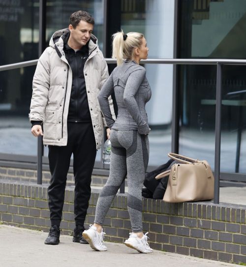 Billie Faiers with her friends Leaves Ice Rink in Essex 2020/11/26 9