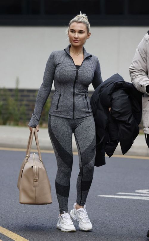 Billie Faiers with her friends Leaves Ice Rink in Essex 2020/11/26 11
