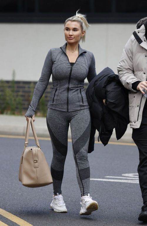 Billie Faiers with her friends Leaves Ice Rink in Essex 2020/11/26 12