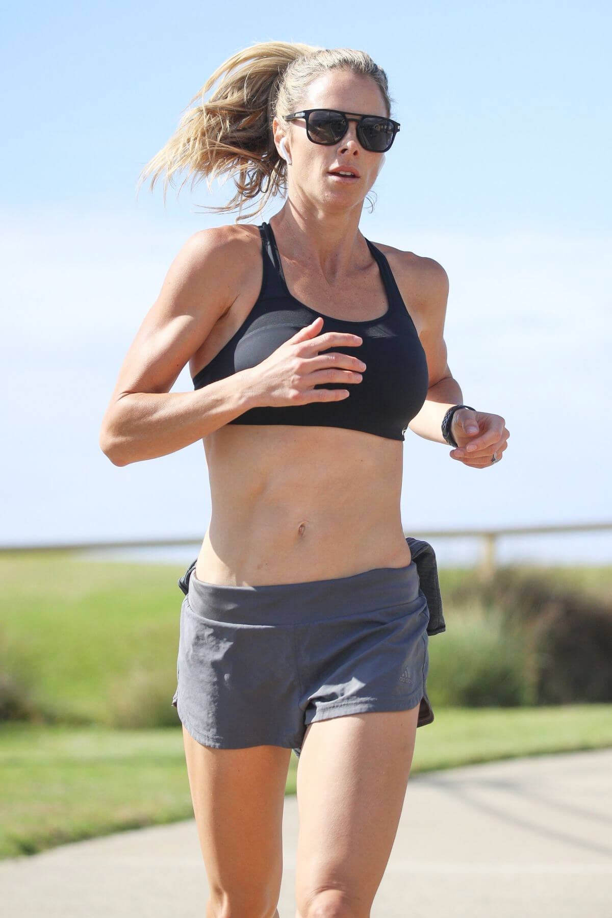 Candice Warner Out Jogging in Sydney 11/25/2020