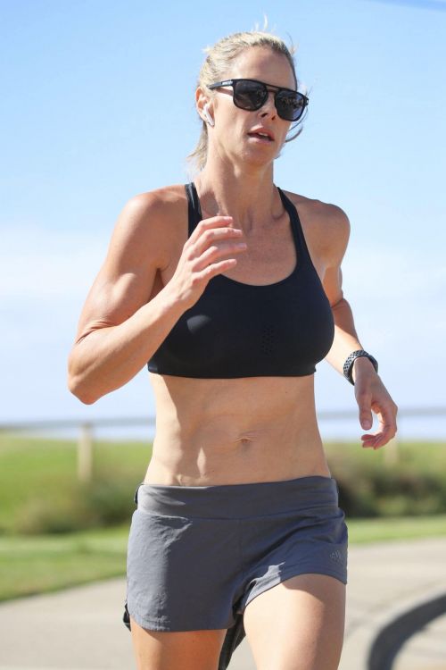 Candice Warner Out Jogging in Sydney 11/25/2020 2