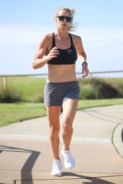 Candice Warner Out Jogging in Sydney 11/25/2020 3
