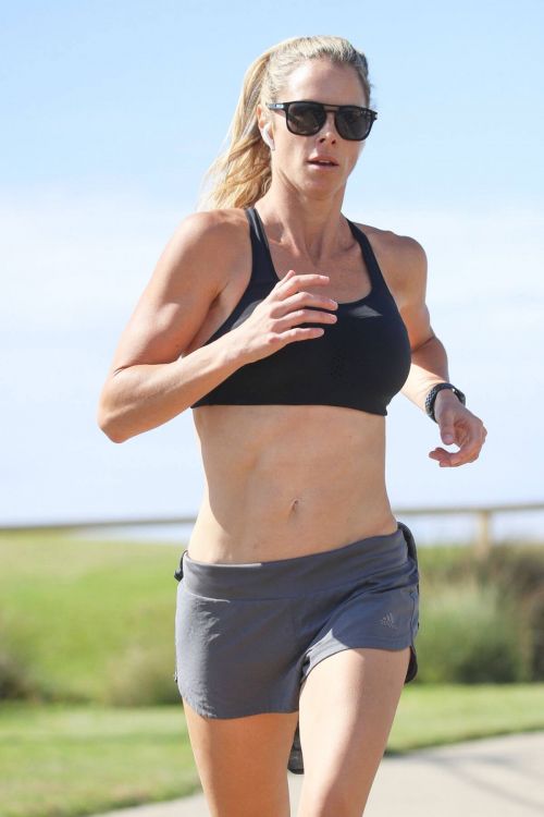 Candice Warner Out Jogging in Sydney 11/25/2020 4
