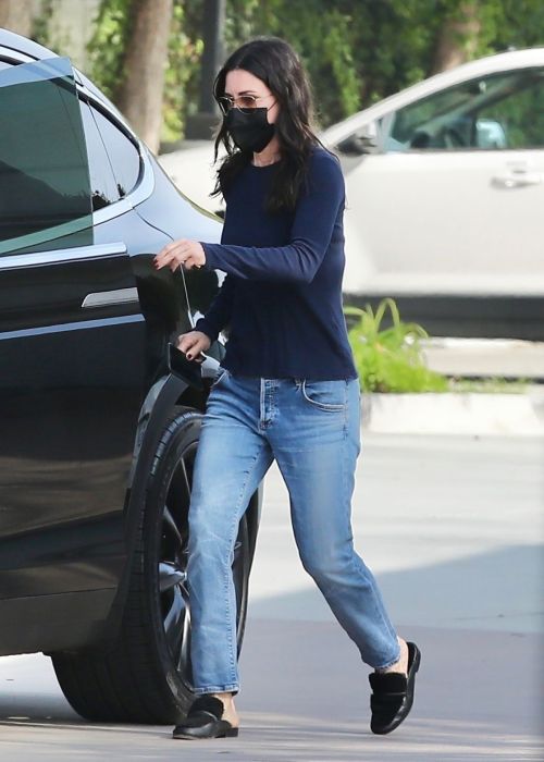 Courteney Cox in Navy Blue Sweater with Denim Out in Malibu 2020/11/23 5