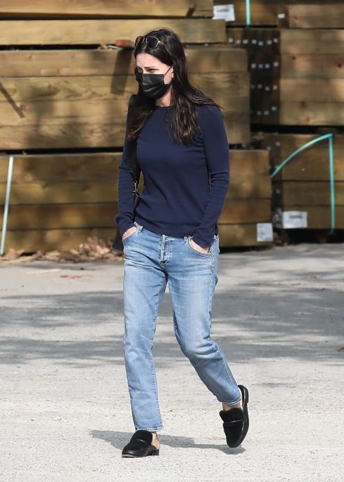 Courteney Cox in Navy Blue Sweater with Denim Out in Malibu 2020/11/23 8