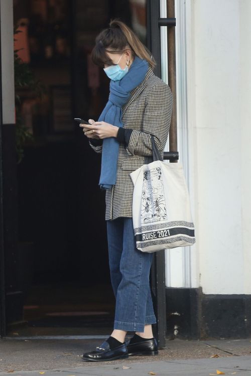 Daisy Edgar-Jones at Joe & The Juice in London 2020/11/15 2