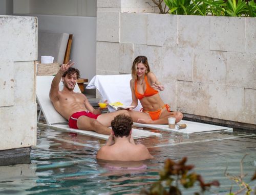 Delilah Hamlin in Bikini and with her boyfriend Eyal Booker at a Pool in Mexico 2020/11/23