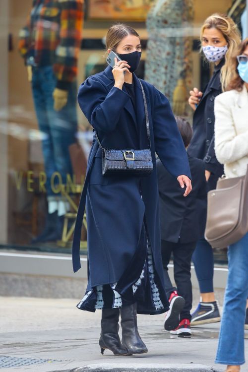 Dianna Agron in Long Black Coat with Face Mask Out in New York 2020/10/20 2