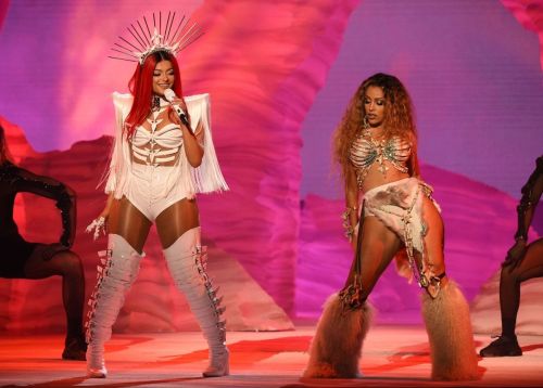Doja Cat and Bebe Rexha Performs at American Music Awards 2020 in Los Angeles 2020/11/22 3
