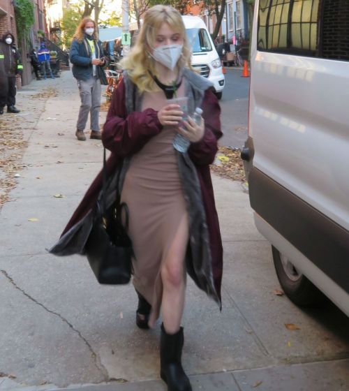 Emily Alyn Lind on the Set of Gossip Girl in New York 2020/11/16 3