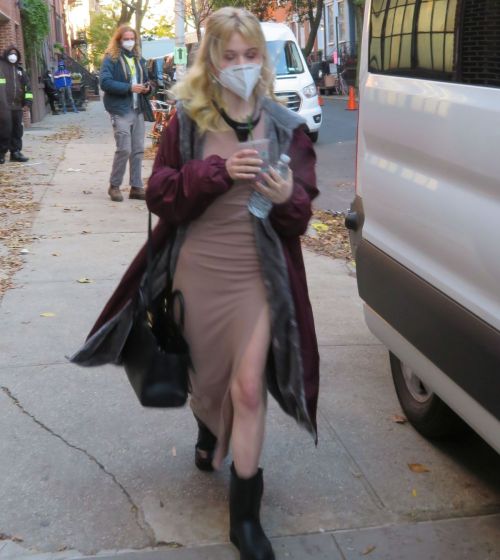 Emily Alyn Lind on the Set of Gossip Girl in New York 2020/11/16 1