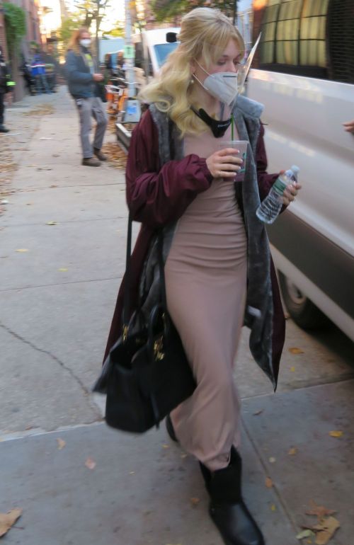 Emily Alyn Lind on the Set of Gossip Girl in New York 2020/11/16 3
