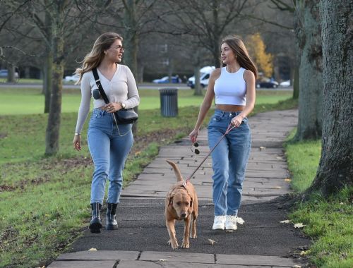 Georgia Steel and Maria Wild walks with her dog out in London 2020/11/23 7