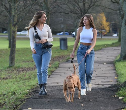 Georgia Steel and Maria Wild walks with her dog out in London 2020/11/23 8