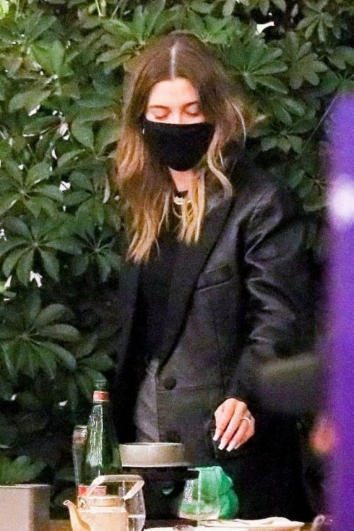Hailey Rhode Bieber Out for Dinner with Friends in Beverly Hills 2020/11/16 5