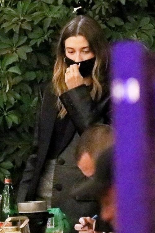 Hailey Rhode Bieber Out for Dinner with Friends in Beverly Hills 2020/11/16 6