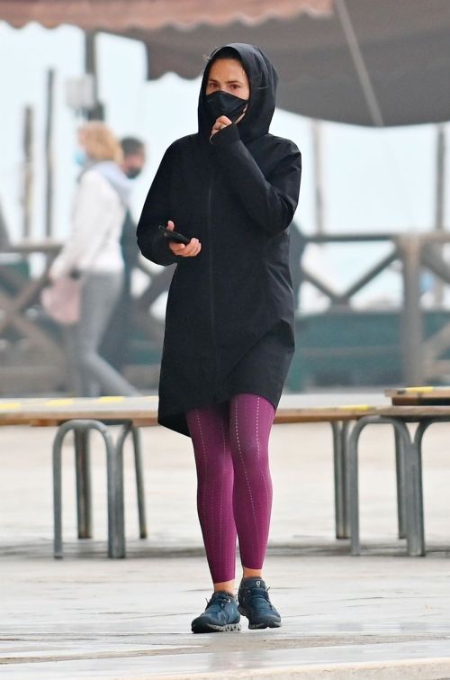 Hayley Atwell Out Jogging in Venice 2020/10/29 2