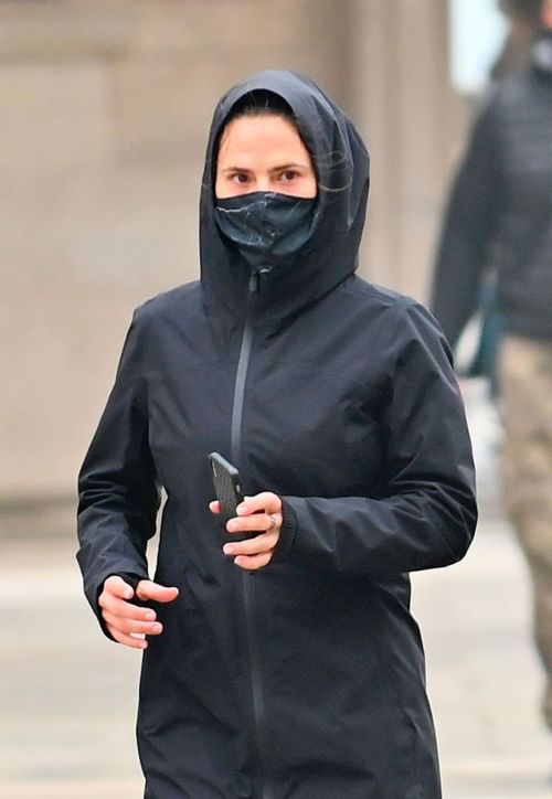 Hayley Atwell Out Jogging in Venice 2020/10/29