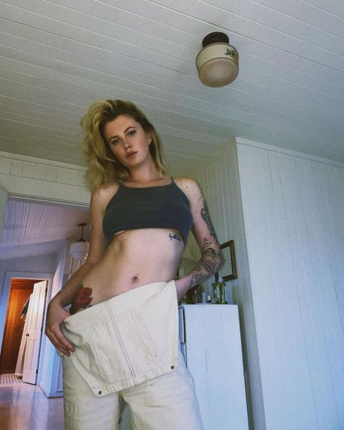 Ireland Baldwin flaunts her toned abs - Instagram Photos 2020/11/22