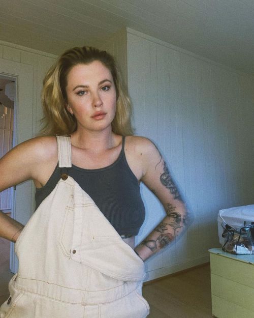 Ireland Baldwin flaunts her toned abs - Instagram Photos 2020/11/22 1