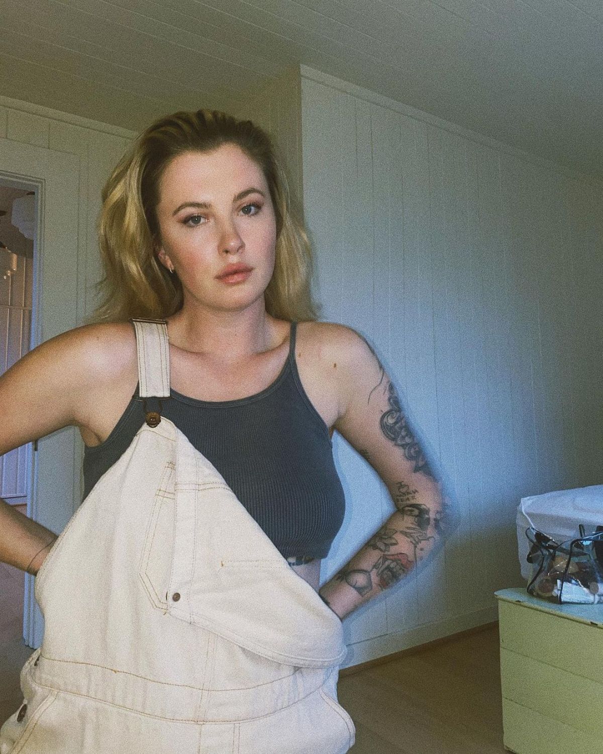 Ireland Baldwin flaunts her toned abs - Instagram Photos 2020/11/22