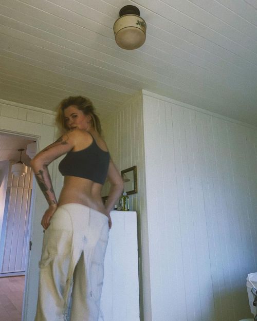 Ireland Baldwin flaunts her toned abs - Instagram Photos 2020/11/22 2