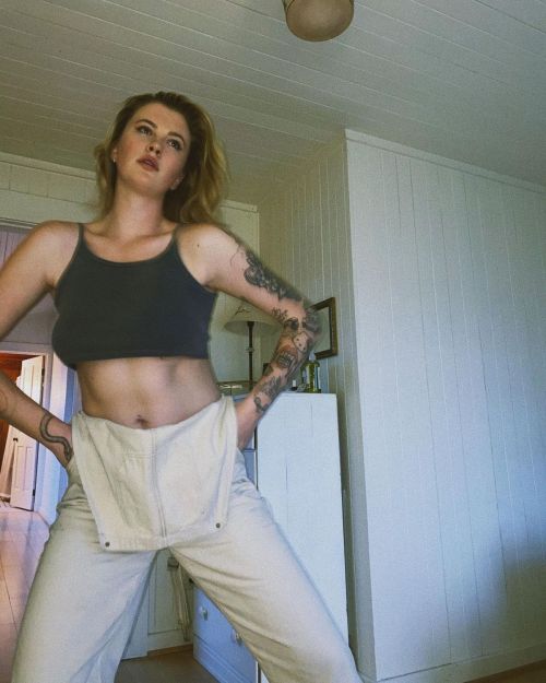 Ireland Baldwin flaunts her toned abs - Instagram Photos 2020/11/22