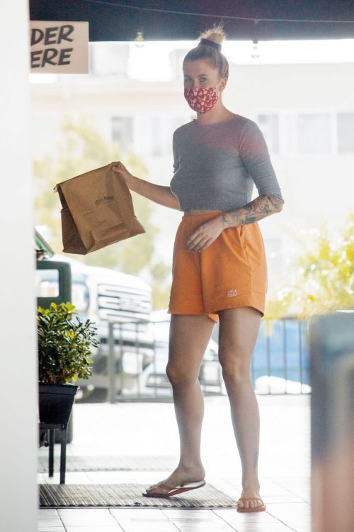 Ireland Baldwin in Orange Shorts at Que Ricos Tacos in Los Angeles 2020/10/21 1