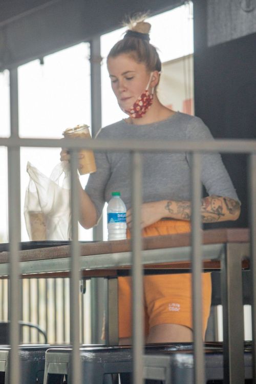 Ireland Baldwin in Orange Shorts at Que Ricos Tacos in Los Angeles 2020/10/21 2