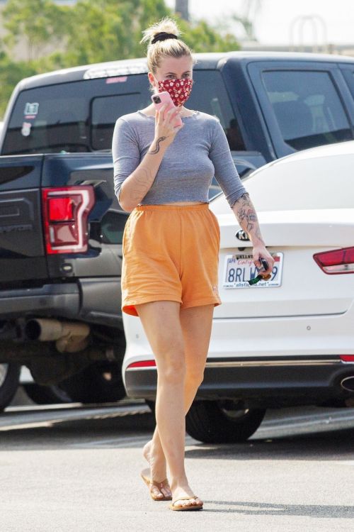 Ireland Baldwin in Orange Shorts at Que Ricos Tacos in Los Angeles 2020/10/21 7