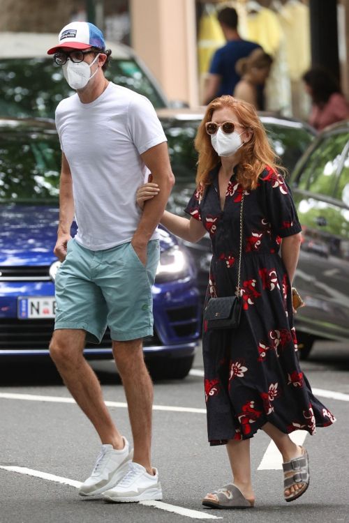 Isla Fisher and Sacha Baron Cohen Out in Woollahra in Sydney 2020/11/27 4