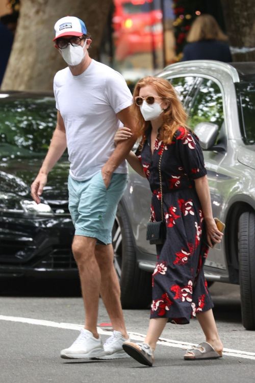 Isla Fisher and Sacha Baron Cohen Out in Woollahra in Sydney 2020/11/27 1