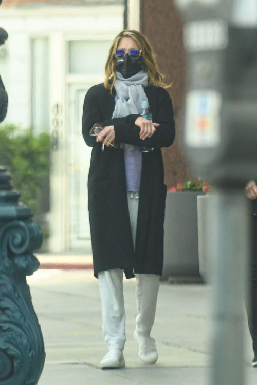 Jennifer Aniston Leaves a Physical Therapy Appointment in Beverly Hills 2020/10/21 2
