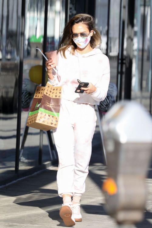 Jessica Alba Out for Food and Juice to go in Los Angeles 2020/11/22 3