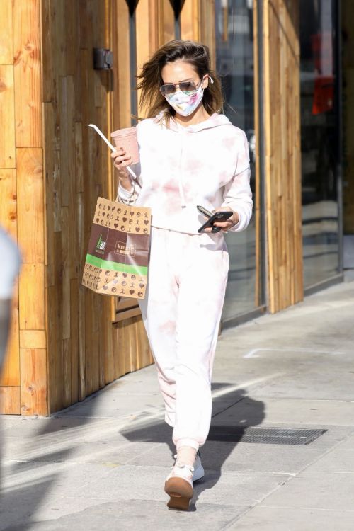 Jessica Alba Out for Food and Juice to go in Los Angeles 2020/11/22 6