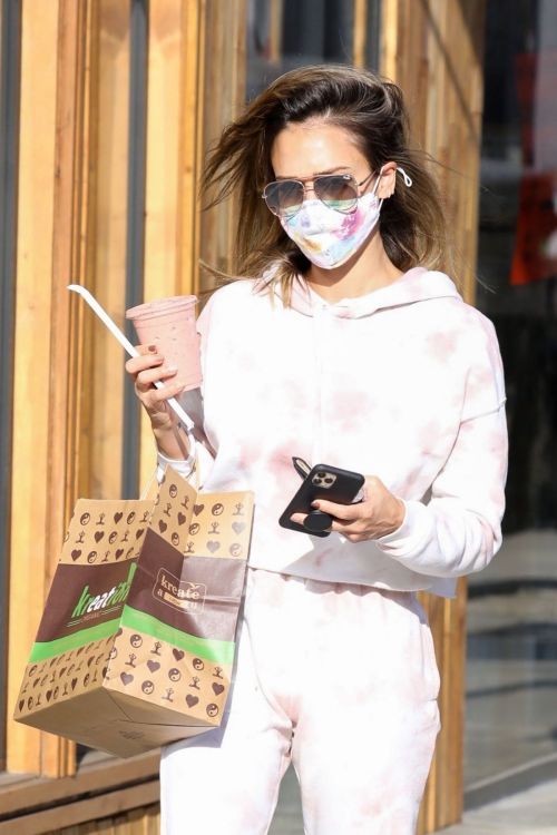 Jessica Alba Out for Food and Juice to go in Los Angeles 2020/11/22 8