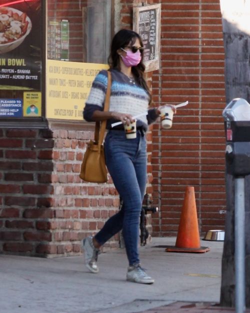 Jordana Brewster enjoys Juice Out in Pacific Palisades 2020/11/17