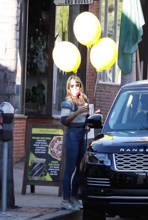 Jordana Brewster enjoys Juice Out in Pacific Palisades 2020/11/17 6