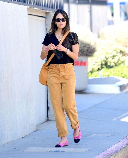 Jordana Brewster Heading to a Hair Salon in Brentwood 2020/11/22