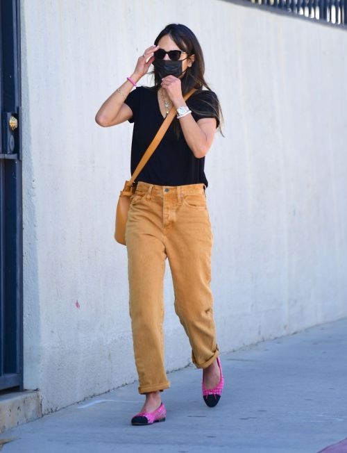 Jordana Brewster Heading to a Hair Salon in Brentwood 2020/11/22 2