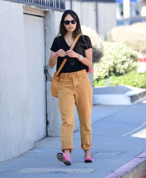 Jordana Brewster Heading to a Hair Salon in Brentwood 2020/11/22 3