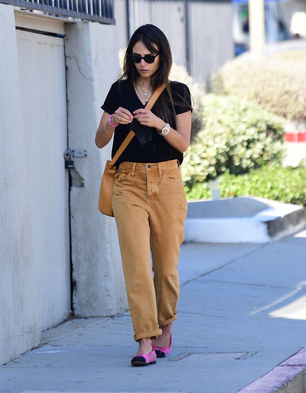 Jordana Brewster Heading to a Hair Salon in Brentwood 2020/11/22