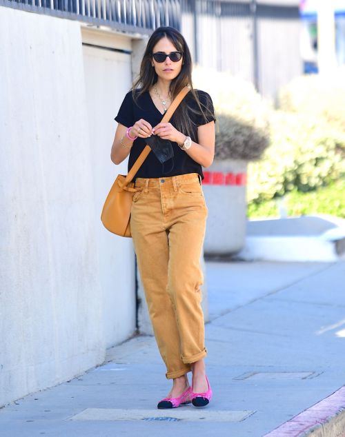 Jordana Brewster Heading to a Hair Salon in Brentwood 2020/11/22 5