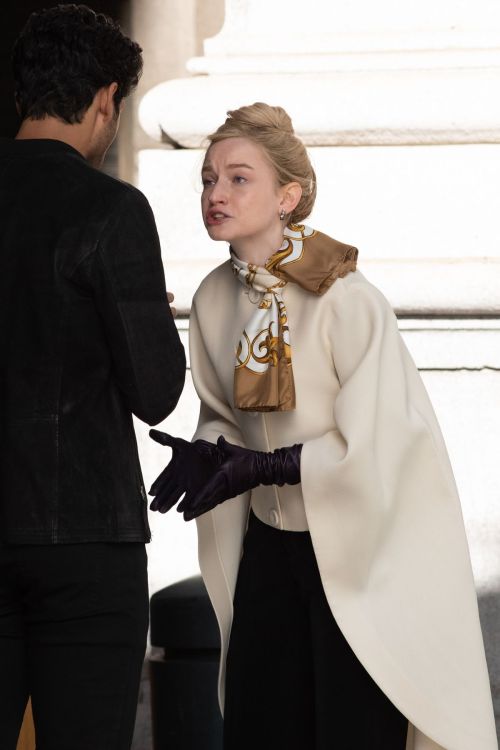 Julia Garner on the Set of Inventing Anna in New York 2020/11/16