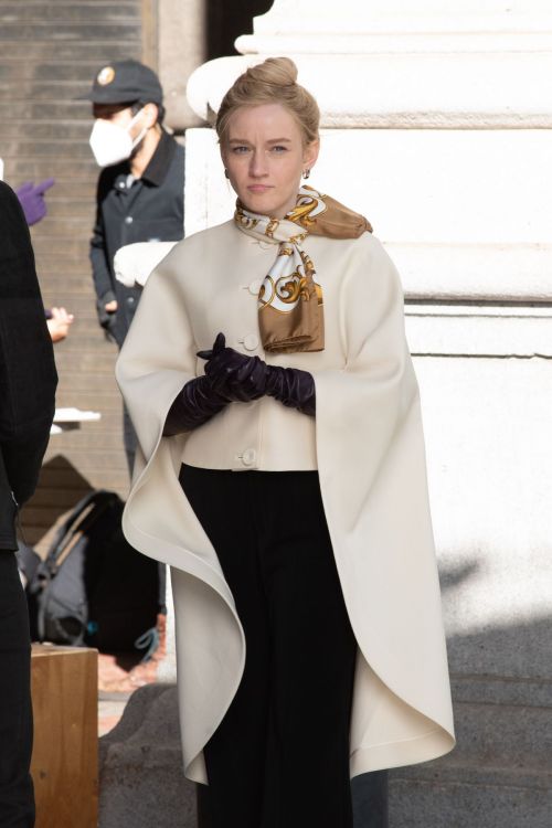 Julia Garner on the Set of Inventing Anna in New York 2020/11/16 1