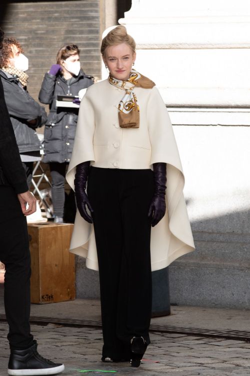 Julia Garner on the Set of Inventing Anna in New York 2020/11/16 5