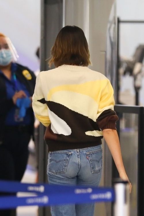 Kaia Gerber in Denim Arrives at Los Angeles International Airport 2020/11/23 2
