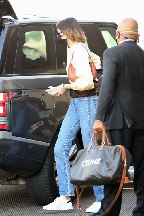 Kaia Gerber in Denim Arrives at Los Angeles International Airport 2020/11/23 4