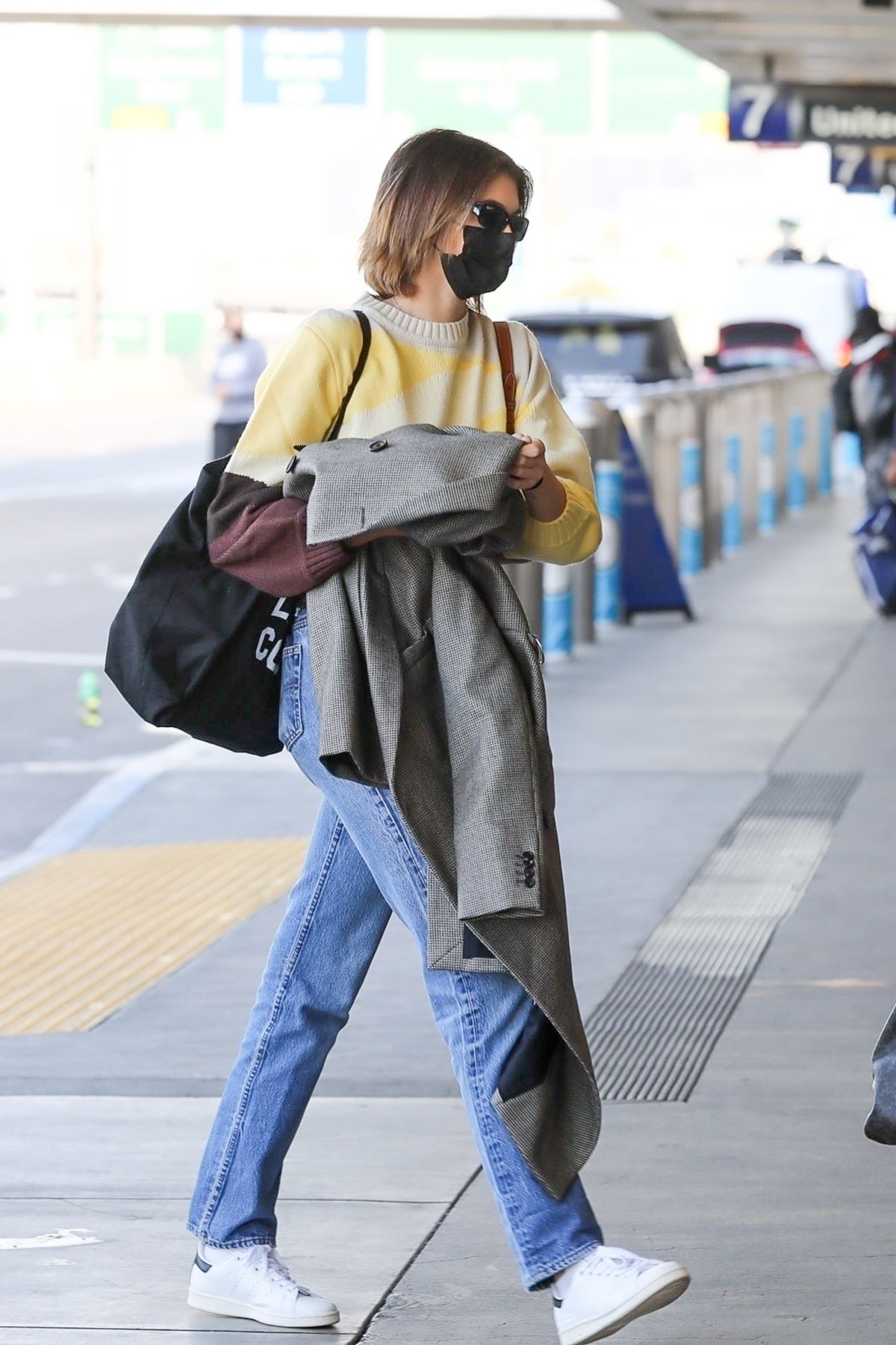 Kaia Gerber in Denim Arrives at Los Angeles International Airport 2020/11/23